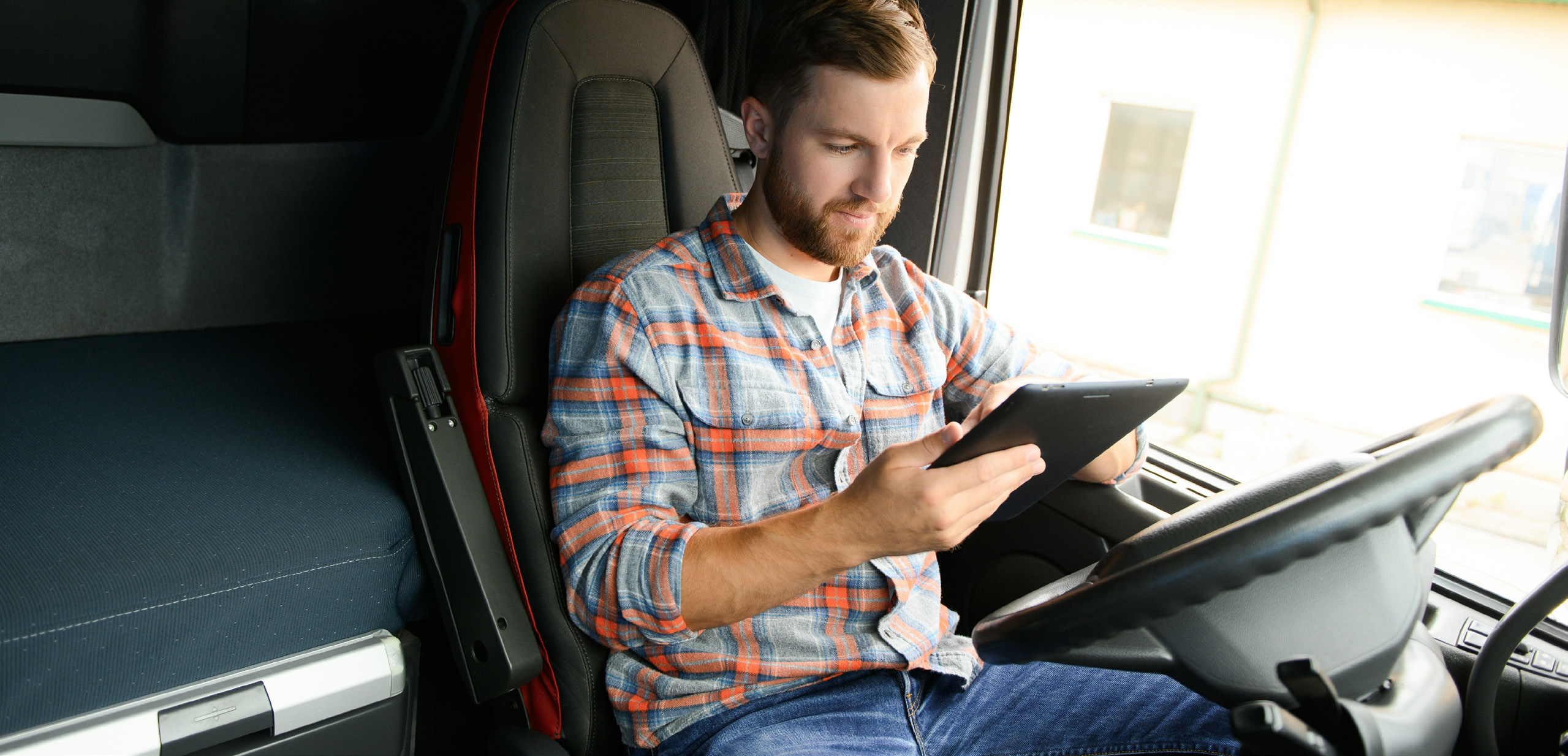 Read more about the article Efficiency in Action: 7 Ways Innovative Fleets Use Custom Apps